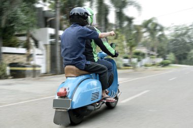 Dikiz yolcu motosiklet taksi şoförü yolda yönünü göster