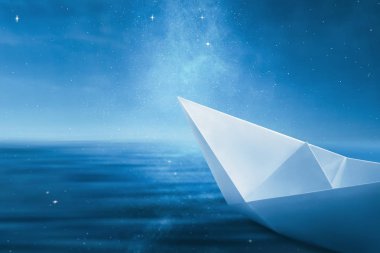 Su gece sahne arka plan ile yelken yelkenli kağıt. Kolomb Günü kavramı