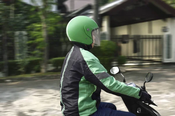 Jeune Chauffeur Taxi Moto Avec Casque Vert Sur Ville — Photo