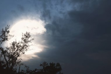 Ürkütücü gece sahne ay ve gökyüzü üzerinde kara bulutlar ile