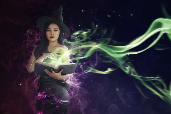 Docela Asijské Čarodějnice Žena Čte Zaklínadlo Knize Koncept Halloween — Stock fotografie