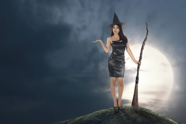 Junge Asiatische Hexe Frau Mit Hut Und Besen Über Mondschein — Stockfoto