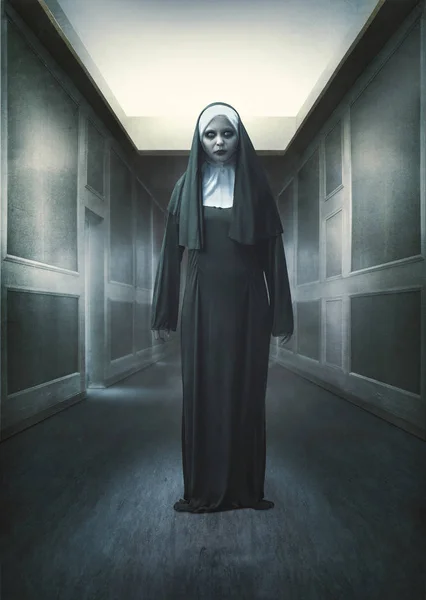Страшная Дьявольская Монахиня Стоит Заброшенном Месте Концепция Хэллоуина — стоковое фото