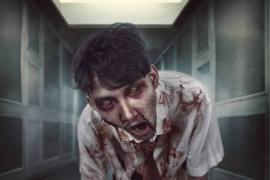 Kanlı karanlık yer yüzünde korkunç zombi adam. Cadılar Bayramı kavramı