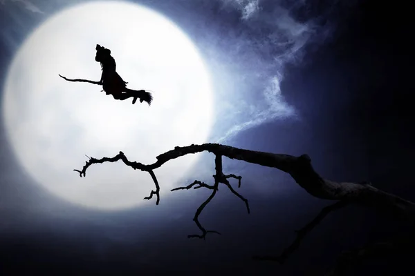 Sziluettjét Éjjel Seprűnyél Repülő Boszorkány — Stock Fotó