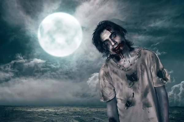 在月光背景下 他嘴上有血的毛骨悚然的僵尸人 — 图库照片
