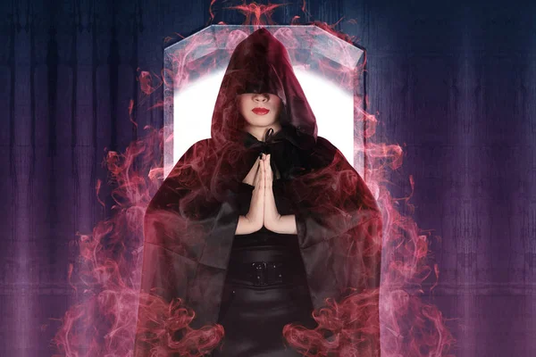Attraktive Hexenfrau Zeigt Ihre Magische Kraft Mit Wandhintergrund — Stockfoto
