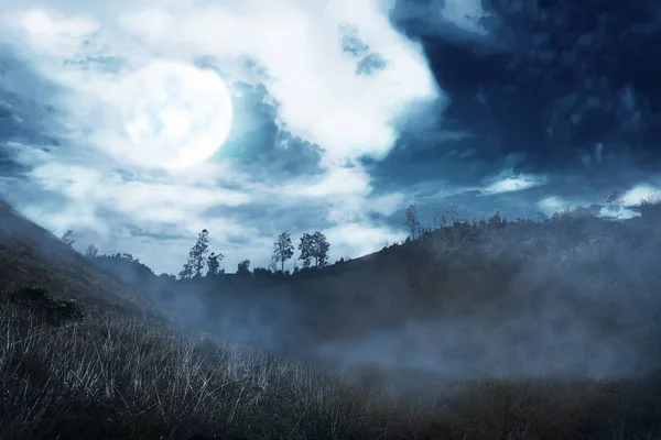 Mistige Heuvel Met Donkere Wolk Volle Maan Nacht Halloween Achtergrond — Stockfoto