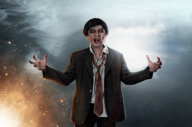 Korkunç zombi adam kanlı yüzünü ayakta gece ile