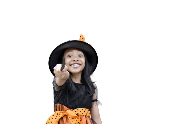 微笑的亚洲女巫女孩与魔法棒隔离在白色背景 — 图库照片