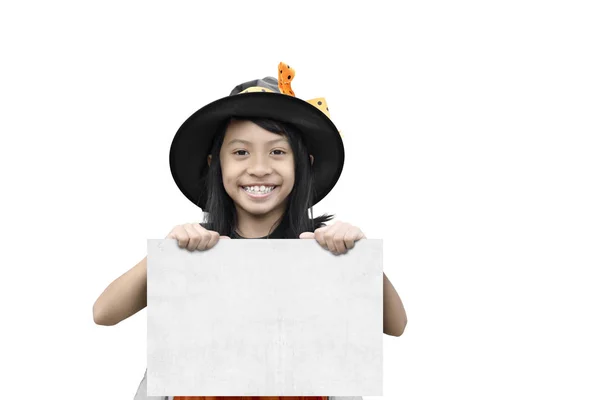 愉快的亚洲巫婆女孩拿着白皮书为拷贝空间隔绝在白色背景之下 — 图库照片