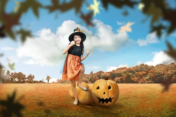 Cute Asian Girl Kostýmu Čarodějnice Stojí Strašidelné Dýně Podzim Park — Stock fotografie