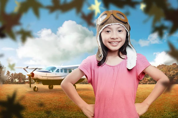 在飞机和秋天风景背景的飞行员帽子的亚洲女孩愉快的 — 图库照片