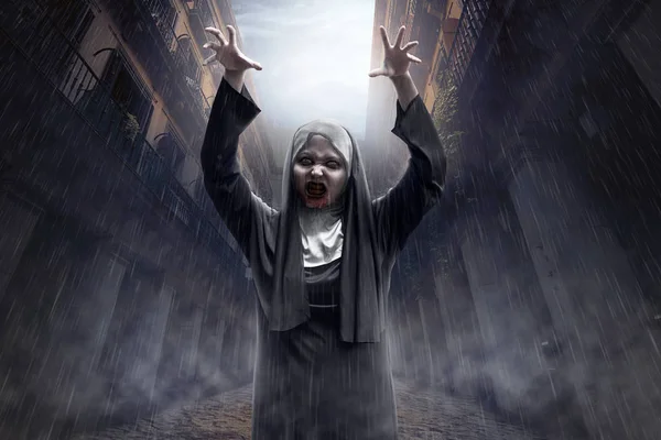 Gruselig asiatische Teufel Nonne mit Blut auf dem Mund in verlassen Ort — Stockbild Gruselig Asiatische Teufel Nonne Mit Blut Auf Dem Mund Verlassen — Stockfoto