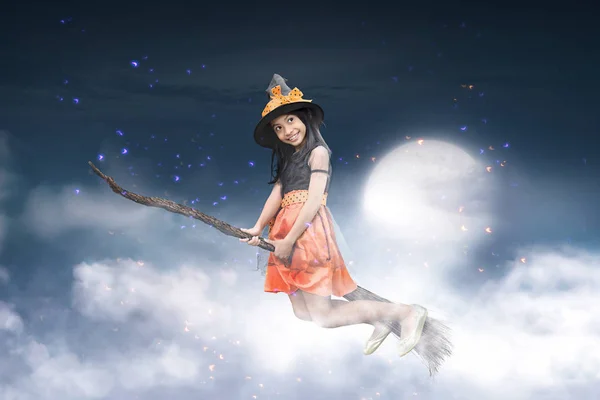 Glad Asiatiska Witch Flicka Flyger Kvast Med Moonlight Bakgrund — Stockfoto