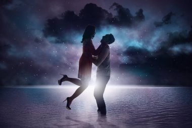 Sahilde birbirlerine baktıktan gülümseyen romantik Asya Çift