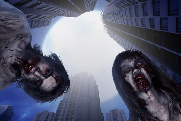 Zombies mit blutigem Gesicht leben auf verlassenen Stadt. Halloween-Konzept — Stockbild Zombies Mit Blutigem Gesicht Leben Auf Verlassenen Stadt Halloween Konzept — Stockfoto