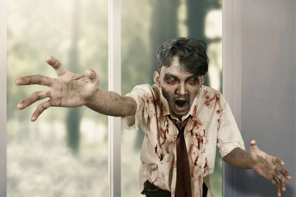 Hombre Zombie Asustadizo Rondaba Una Casa Concepto Halloween — Foto de Stock