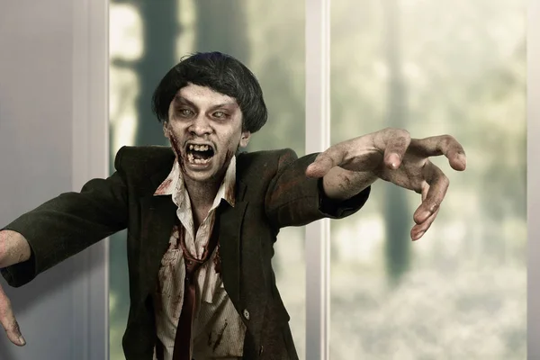 Läskig Zombie Man Lever Övergivna Hus Halloween Konceptet — Stockfoto