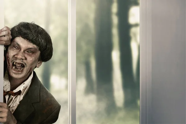 廃屋に入ってきた不気味なゾンビ男 ハロウィンのコンセプト — ストック写真
