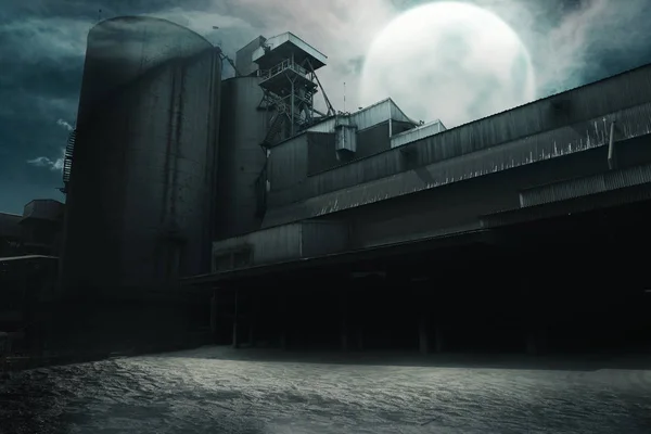夜の古い工場を放棄しました ハロウィン背景 — ストック写真