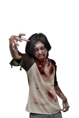 Beyaz arka plan üzerinde izole poz clawing için elleriyle korkunç zombi adam portresi