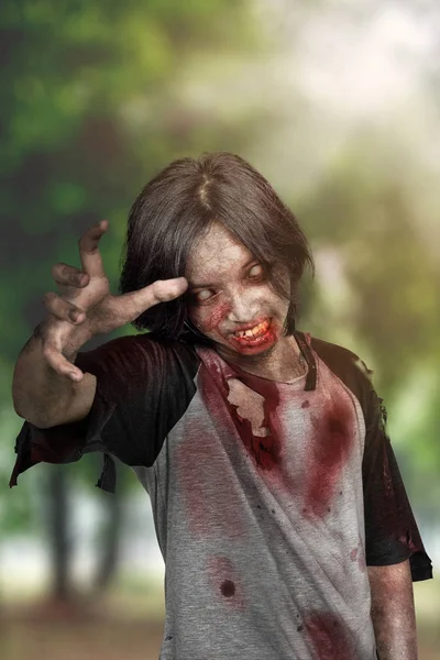 Hombre Zombie Espeluznante Con Sangre Ropa Rasgada Aire Libre Concepto — Foto de Stock