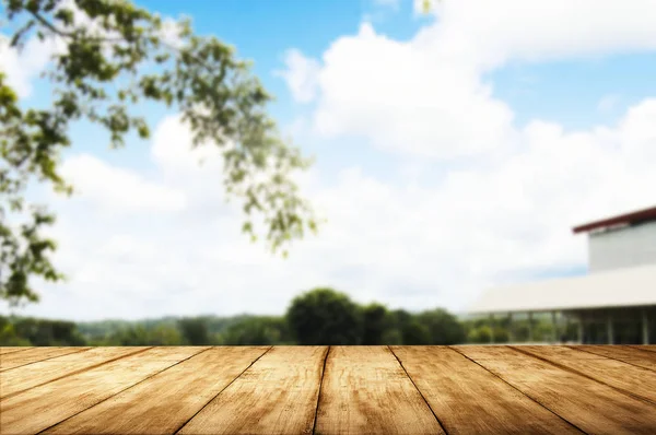 Tavolo Legno Con Cielo Azzurro Sfocato Alberi Autunnali Modello Visualizzare — Foto Stock