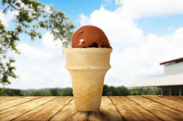 Eis Auf Dem Holztisch Mit Blauem Himmelshintergrund — Stockfoto