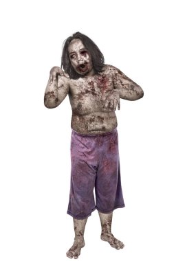 Korkunç zombi adam beyaz arka plan üzerinde izole duran kirli gövdeli