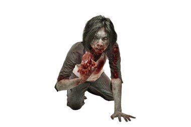 Ürkütücü zombi adam kanlı çiğ et beyaz arka plan üzerinde izole poz holding