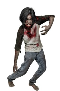 Zombi adam yaralı beden beyaz arka plan üzerinde izole poz ile portresi