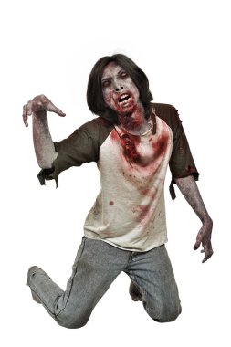 Kanlı ağız beyaz arka plan üzerinde izole poz ile zombi adam portresi