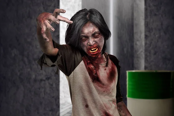 Eller üzerinde karanlık yere clawing için korkunç zombi adam. Cadılar Bayramı kavramı