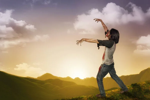 屋外でぶらついて Clawing の手を持つ不気味なゾンビ男 ハロウィンのコンセプト — ストック写真