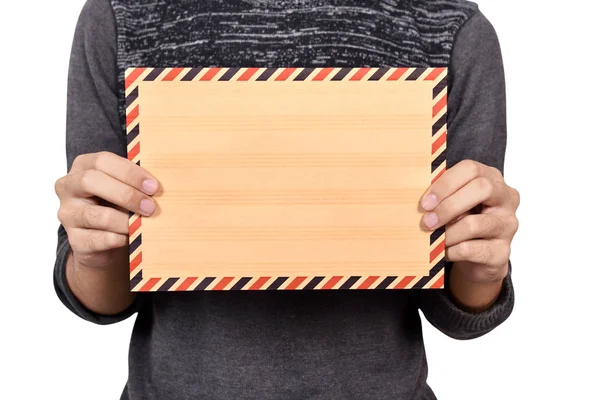 Homem Segurando Envelope Marrom Posando Isolado Sobre Fundo Branco — Fotografia de Stock