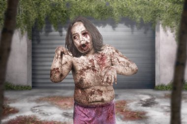 Korkunç zombi adam unutulmaz onun vücudunda yara terk şehir ile