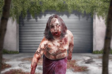 Korkunç zombi adam kanlı ağız ile terk edilmiş şehri geziyorum