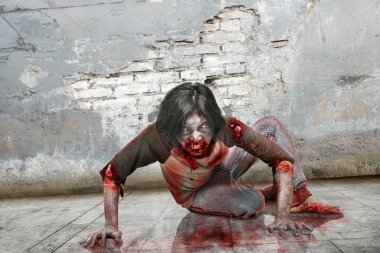 Kızgın zombi adam kanlı ağızlı grunge duvar arka plan üzerinde tarama