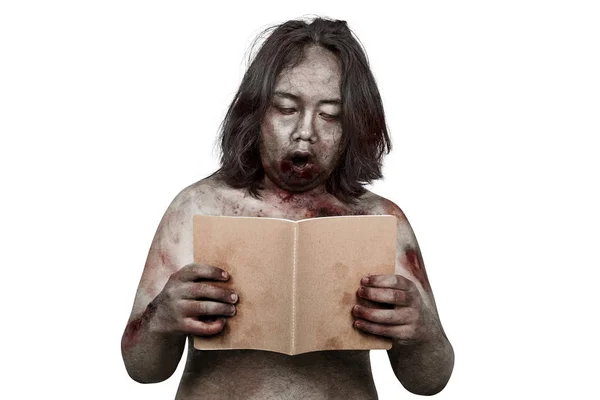 Portret Van Zombie Man Leest Het Boek Poseren Geïsoleerd Witte — Stockfoto