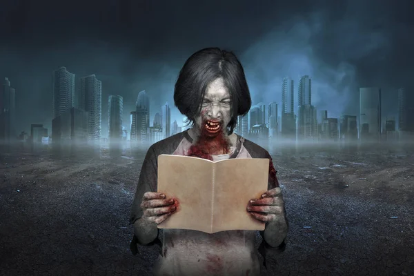 Enge Zombie Man Met Vuile Gezicht Lezen Van Het Boek — Stockfoto