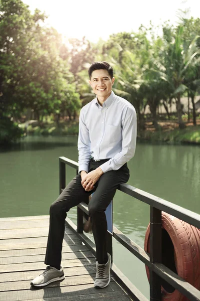 Jovem Empresário Asiático Terno Formal Relaxante Perto Lago — Fotografia de Stock