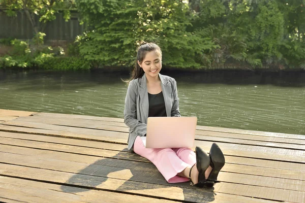 Bonita Mulher Negócios Asiática Sentado Trabalhando Com Laptop Livre — Fotografia de Stock