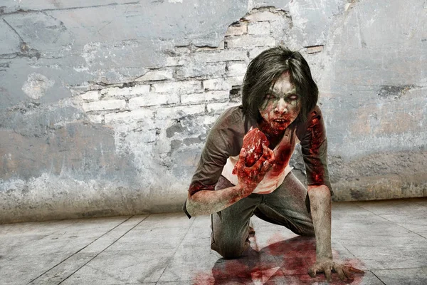 Gruseliger Zombie Mann Der Rohes Fleisch Mit Grunge Hintergrund Isst — Stockfoto