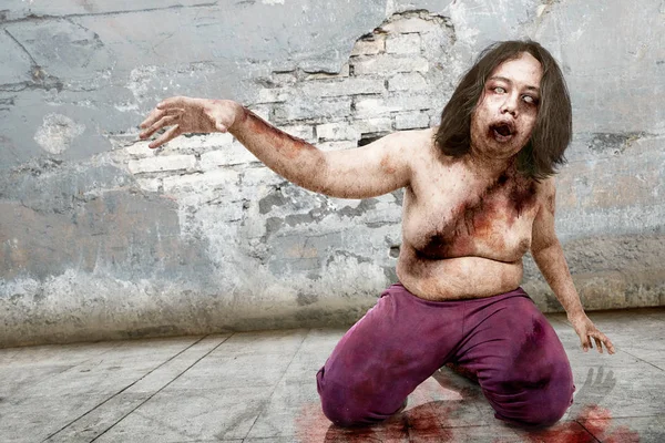 Spooky Zombie Man Wound His Body Posing Grunge Wall Background — Stock Photo, Image