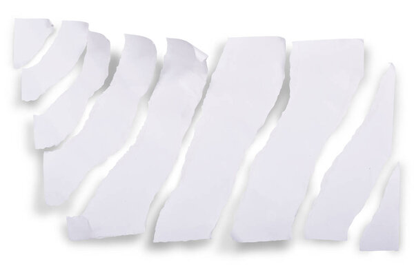 Разорванный лист бумаги на белом фоне
