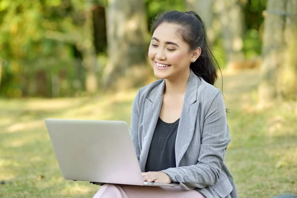 Hermosa Mujer Negocios Asiática Trabajando Con Ordenador Portátil Parque —  Fotos de Stock