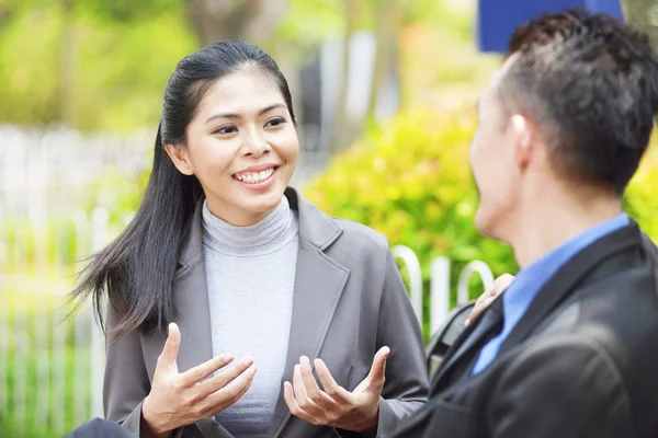 Schöne Asiatische Geschäftsfrau Diskutiert Plan Mit Ihrem Geschäftspartner Auf Der — Stockfoto