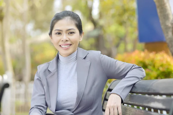 Portrait Smart Asian Businesswoman Sitting Bench Park — Stock Photo, Image