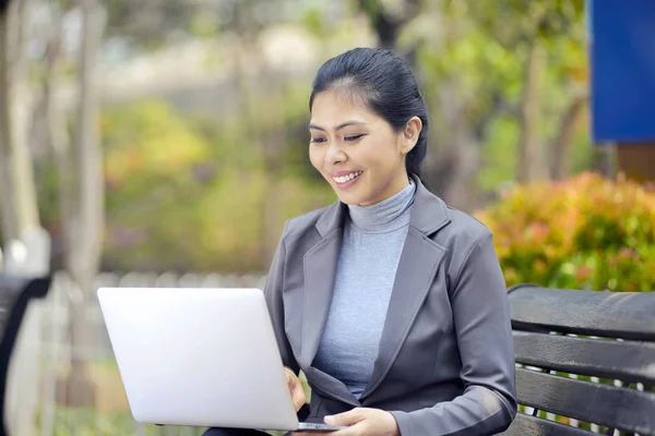 Linda Mulher Negócios Asiática Sentada Banco Usando Laptop Parque — Fotografia de Stock